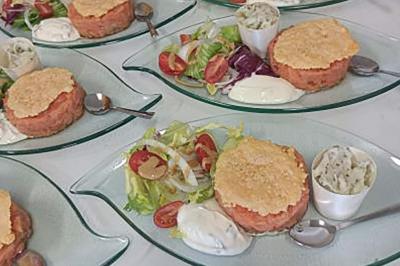 Traiteur L'Atelier de Nicolas Frontignan #5 Assiettes avec tartares de saumon, salade verte, tomates cerises, sauce blanche et verrines d'accompagnement.