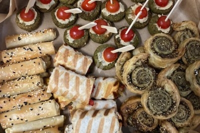 Plateau de bouchées apéritives variées comprenant feuilletés, roulés, brochettes et amuse-bouches garnis.