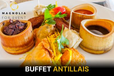 Assortiment de spécialités antillaises sur une assiette, incluant accras, samoussas et sauces dans des récipients en bambou.