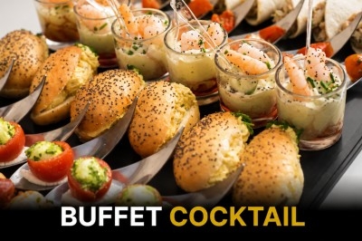 Traiteur Magnolia Traiteur Paris 12 #2 Plateau de buffet avec verrines de crevettes, mini-burgers, tomates farcies et wraps.