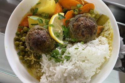 Traiteur Dihya Marseille 13 #5 Assiette de riz blanc accompagnée de boulettes de viande, légumes mijotés, pois verts et tranche de citron.