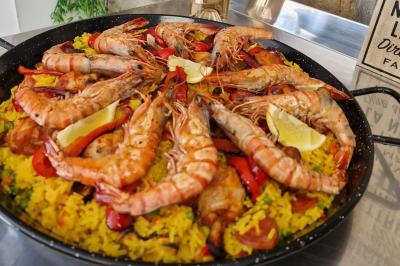 Traiteur Comptoir des Saveurs  Saint-Martin-d'Uriage #3 Plat de paella avec crevettes, riz jaune, poivrons rouges, rondelles de chorizo et quartiers de citron.