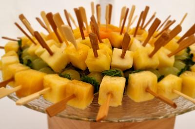 Traiteur Showtail Light  L'Haÿ-les-Roses #5 Brochettes de fruits frais avec morceaux d'ananas et de melon, disposées en cercle sur un plat en verre.
