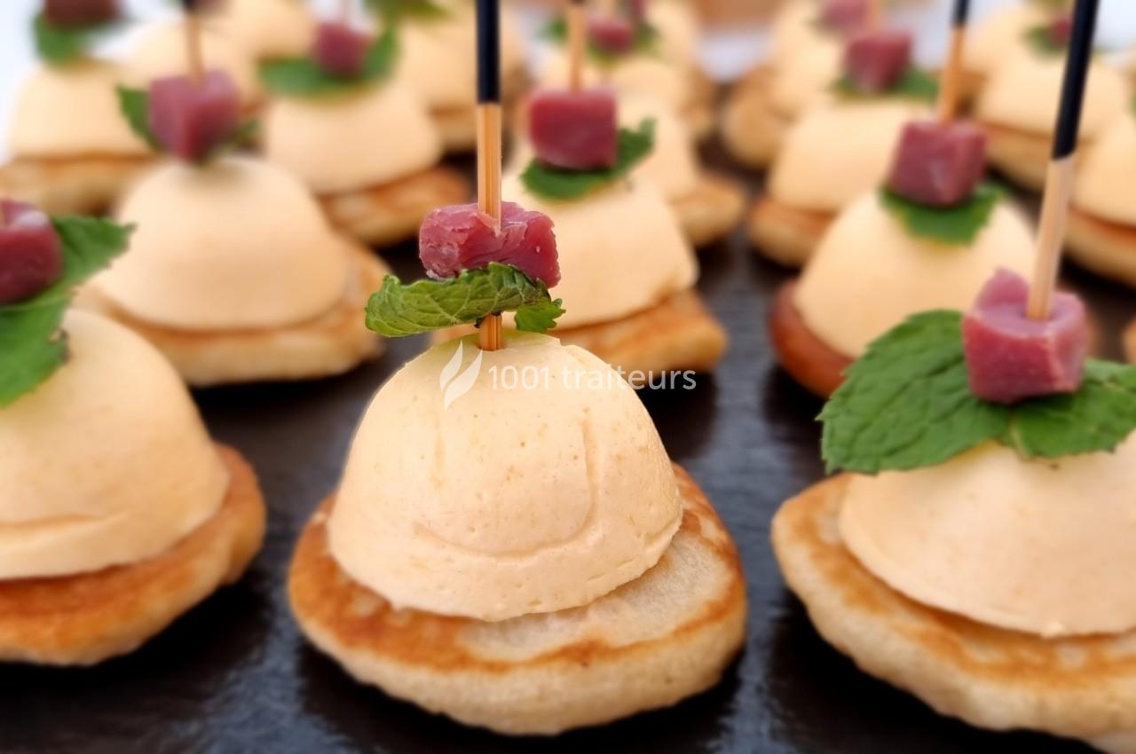 Traiteur Showtail Light  L'Haÿ-les-Roses #1 Bouchées apéritives sur blinis, garnies de mousse, cubes de viande, feuilles de menthe et piques en bois.