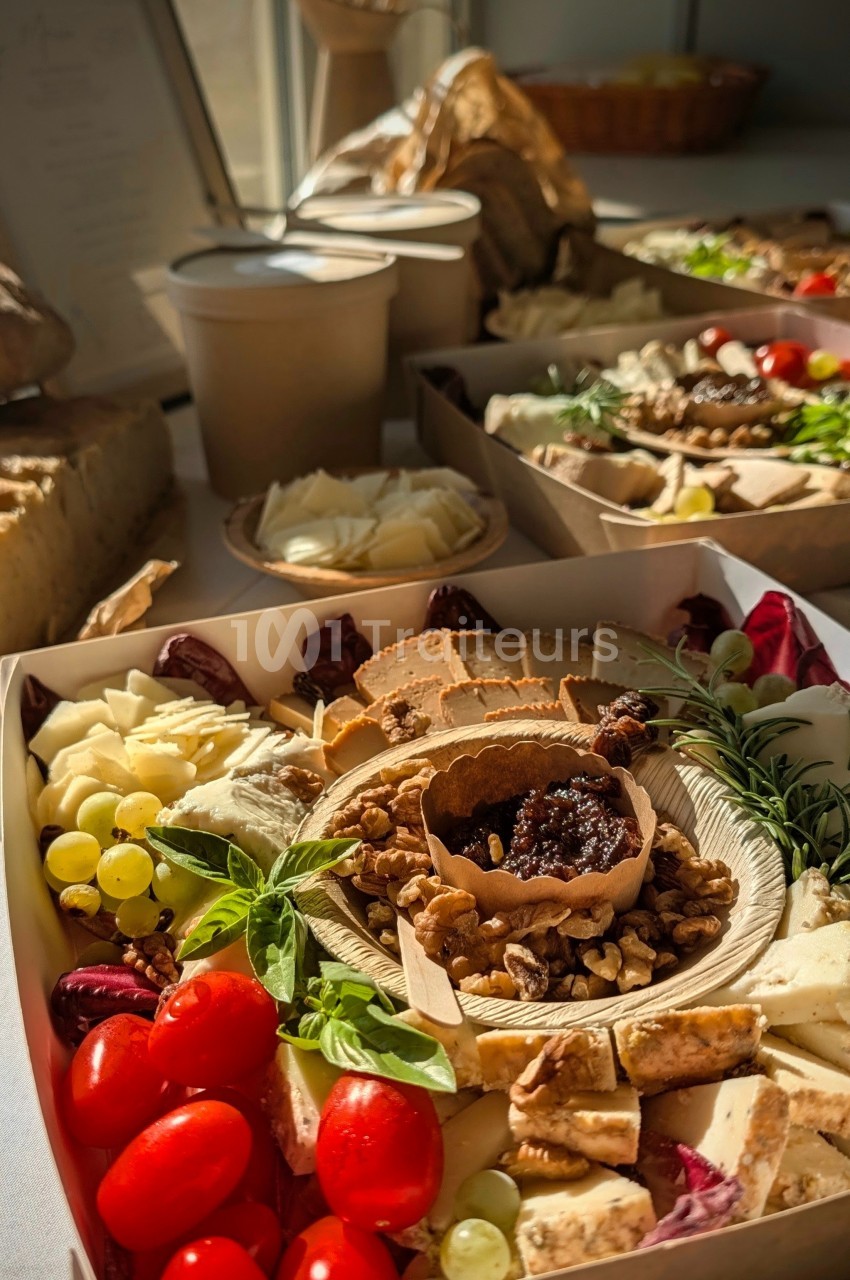 Antipasti Tagliere di formaggi / ©Gusto e cucina Plateau de charcuterie et fromages avec fruits, noix et légumes, présenté sur une table lumineuse.