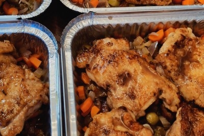 Pollo alla Stimpirata / ©Gusto e cucina Poulets rôtis disposés dans des barquettes en aluminium, accompagnés de légumes coupés en petits morceaux.