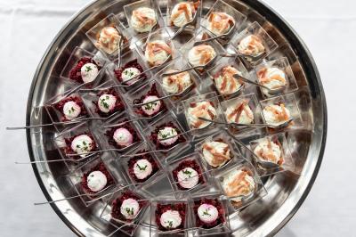 Traiteur Aux Saveurs du Jour Chemillé #2 Plateau de verrines variées, comprenant des préparations à base de betterave et de saumon, disposées sur une table blanche.