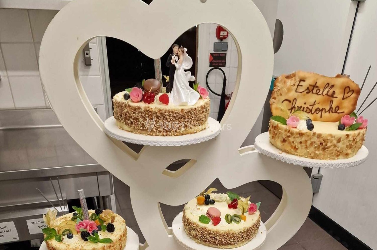 Traiteur Le Quai Fleuri Les Villages Vovéens #1 Quatre gâteaux décorés, dont un avec figurines de mariage et un autre portant les prénoms ’Estelle’ et ’Christophe’.