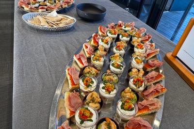 Traiteur La Fringale  Buc #4 Plateau de bouchées apéritives variées disposées sur une table, comprenant charcuterie, verrines et toasts.