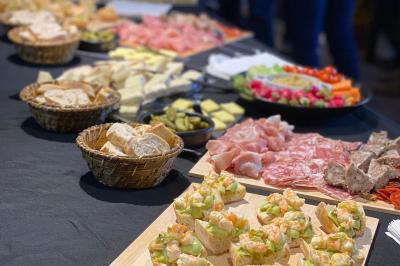 Traiteur La Fringale  Buc #5 Plateau de buffet avec charcuteries, fromages, crudités, pains et amuse-bouches sur une table noire.
