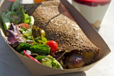 Traiteur Korrigans Foodtruck Meaux #3 Galette de sarrasin garnie accompagnée d'une salade verte avec tomates cerises, servie dans une barquette en carton.