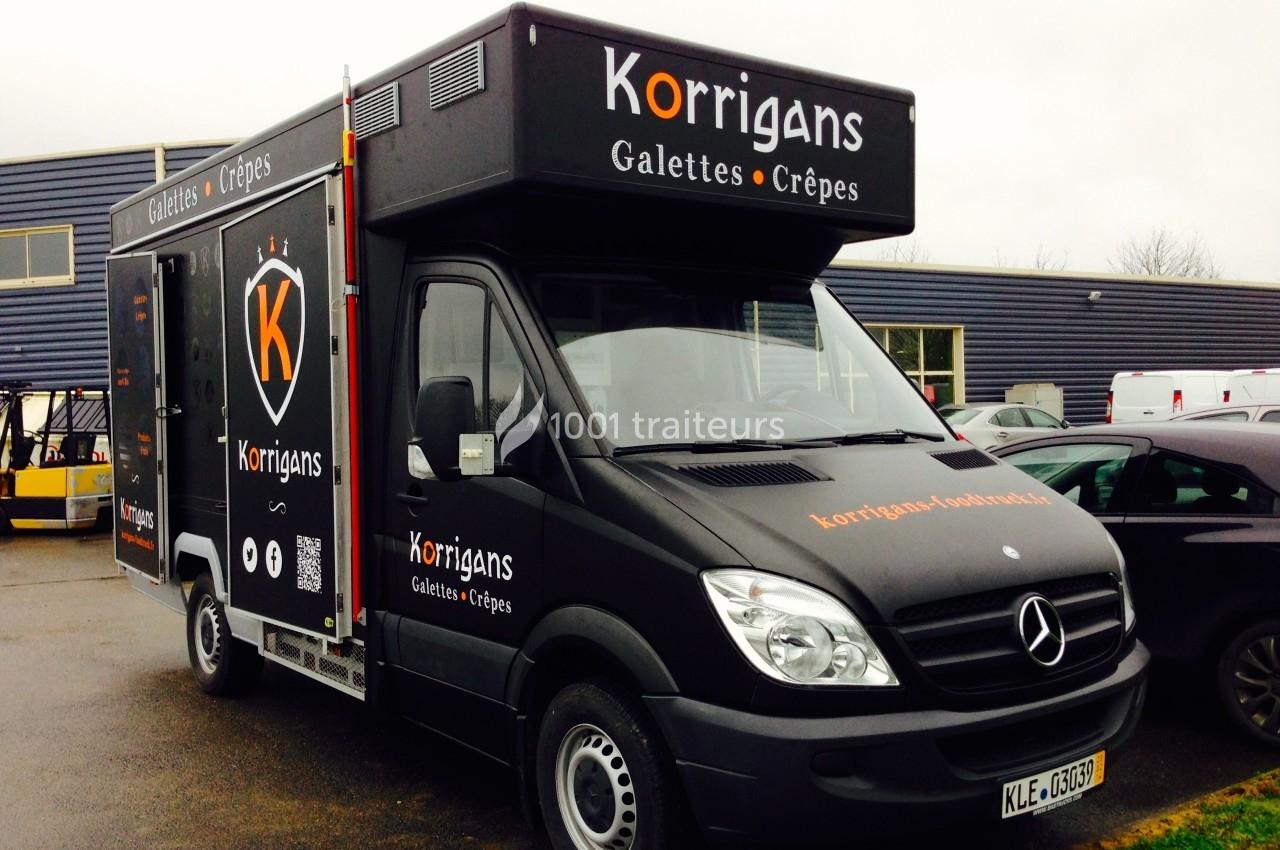 Traiteur Korrigans Foodtruck Meaux #1 Camion noir de street food marqué ’Korrigans’, spécialisé en galettes et crêpes, stationné sur un parking.
