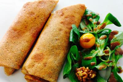 Traiteur Korrigans Foodtruck Meaux #4 Deux galettes de sarrasin roulées accompagnées de mâche, d'une tomate cerise, de noix et d'une sauce.