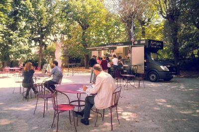 Traiteur Korrigans Foodtruck Meaux #2 Un food truck servant des crêpes dans un parc avec des tables et des clients assis ou en file d'attente.