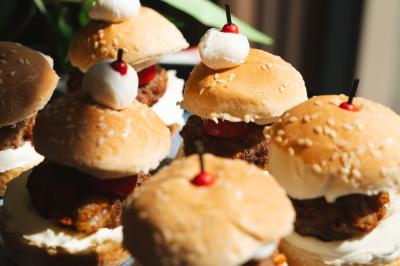 Traiteur Pasta Da Nonna Mia Bouc-Bel-Air #4 Mini burgers garnis de viande panée, fromage et décorés de boules de mozzarella et cerises sur des pics.