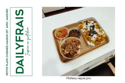 Plateau repas composé de légumes rôtis, riz, poulet mariné, salade et sauce, présenté sur une table blanche.