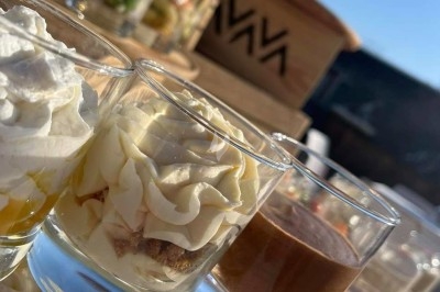 Verrines sucrées et salées disposées sur une table en extérieur, éclairées par une lumière naturelle.