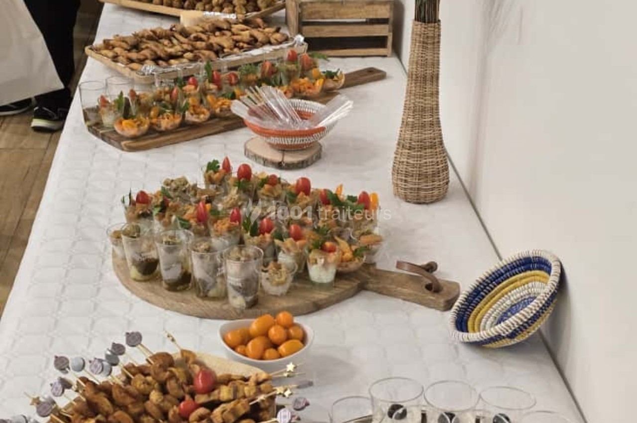 Traiteur Sora la Belle Chambly #1 Buffet avec verrines, brochettes, fruits et autres amuse-bouches disposés sur une table blanche.