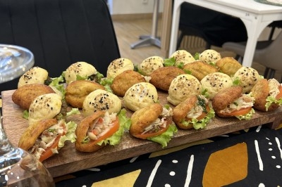 Plateau Navetti (navettes namassa poulet et poisson, burgers saka-saka crevettes, burgers sauce graine de bœuf) Plateau de mini sandwichs variés avec garnitures de légumes, salade et pain garni de graines de sésame.