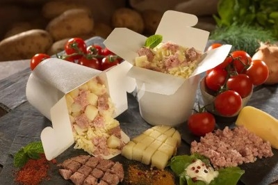 Traiteur Mémé Patate Kervignac #5 Repas à emporter composé de pommes de terre, fromage et viande hachée, entouré d'ingrédients frais.