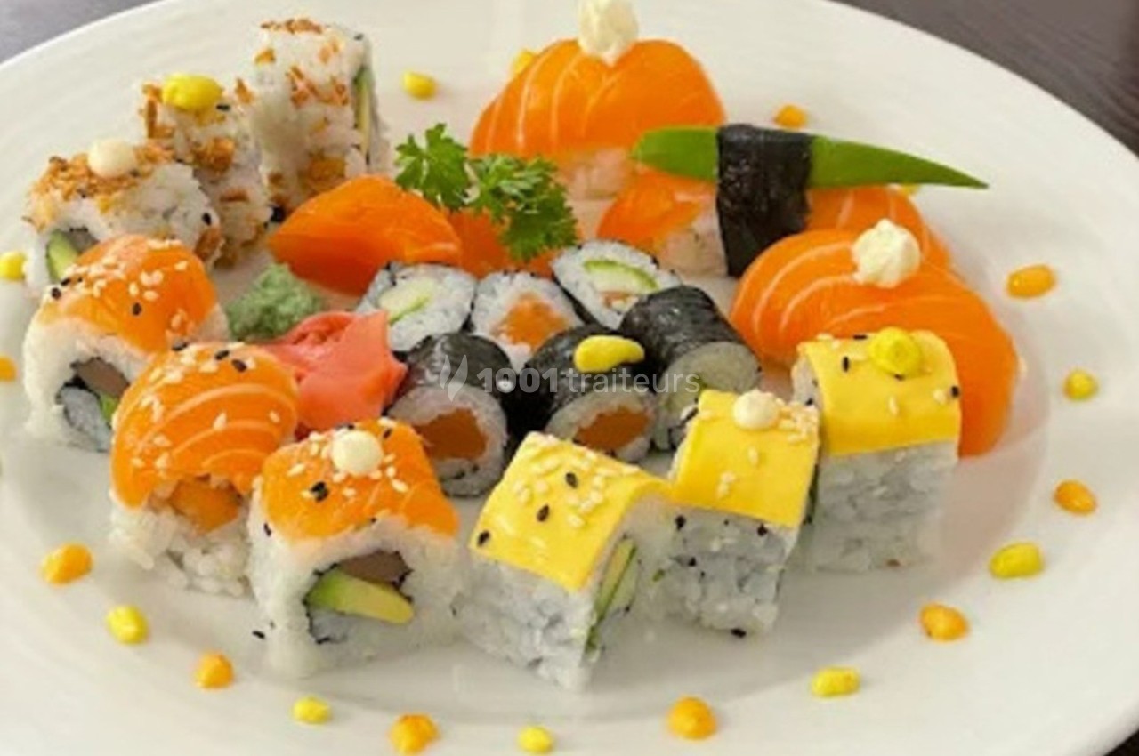 Traiteur Yabo Traiteur Lyon 3 #1 Assortiment de sushis et makis variés avec garnitures colorées, présenté sur une assiette blanche.